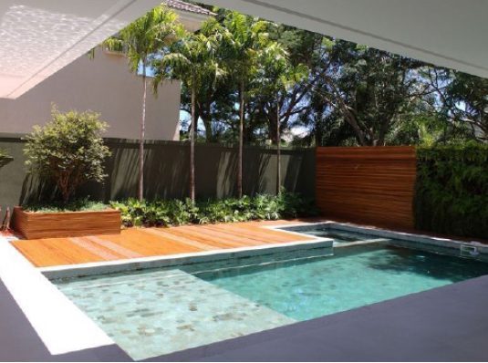 Resort-Style Pool Features for Queensland Backyards: Tanning Ledges, Sun Shelves & Wet Decks