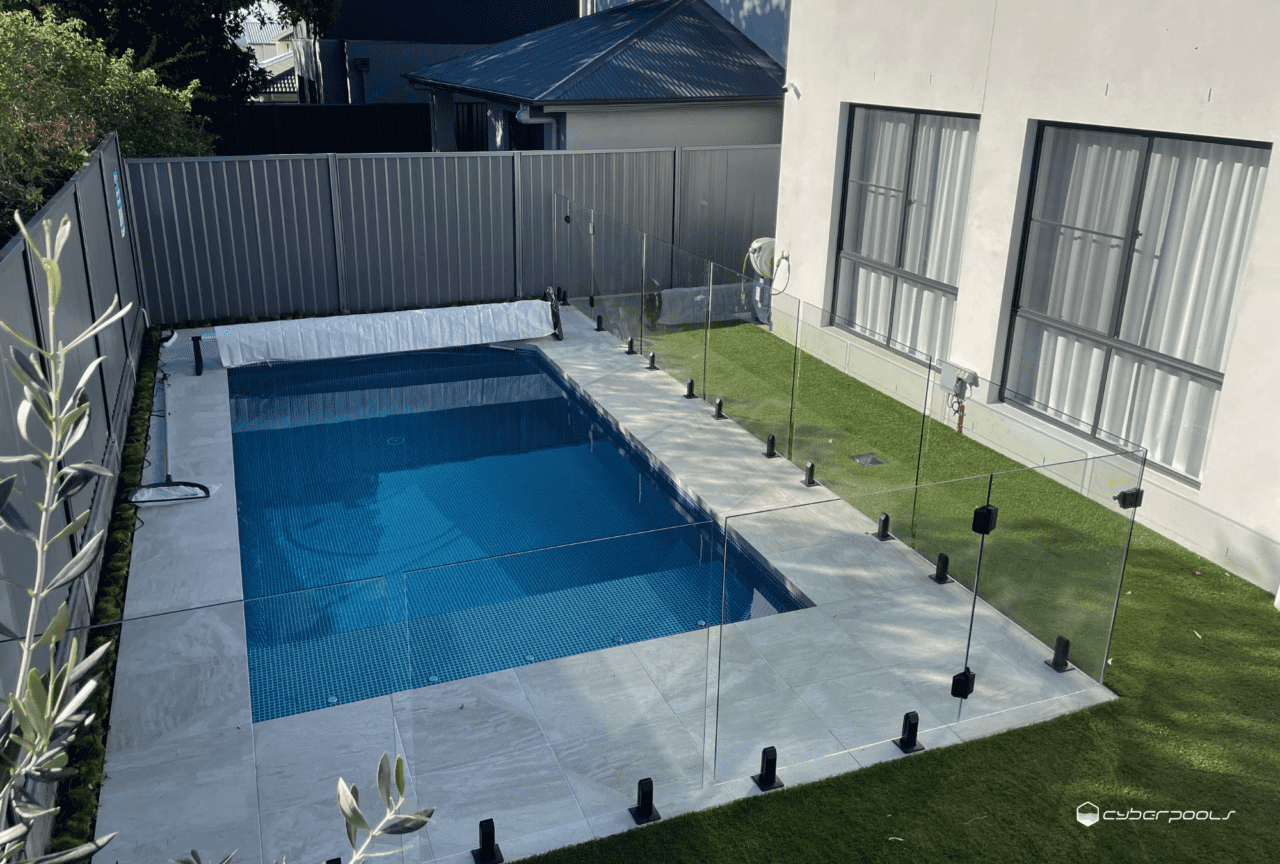Magnesium Mineral Outdoor Pool with Glass Fence