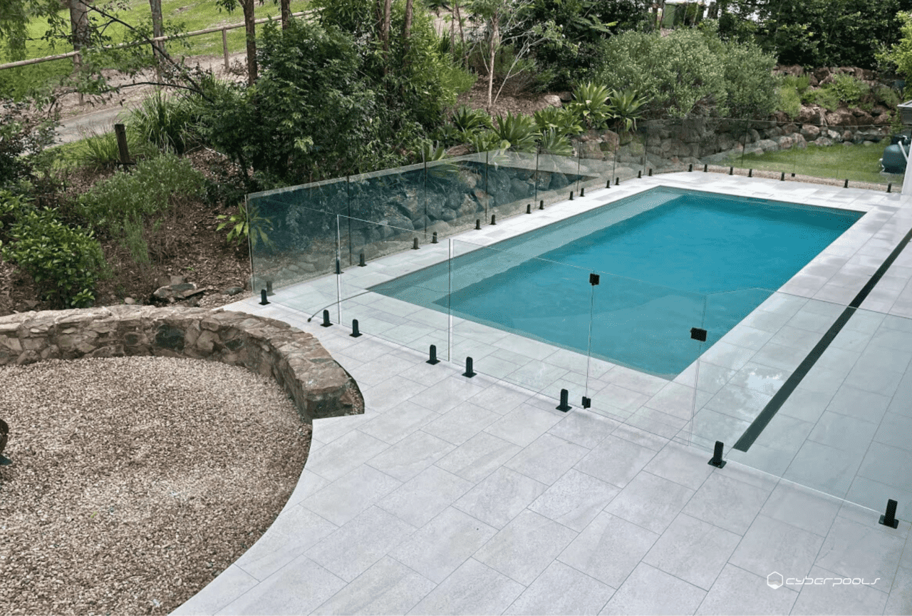 Magnesium Mineral Outdoor Concrete Pool with Glass Fence