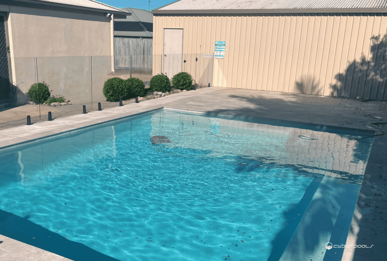 Magnesium Mineral Outdoor Pool with Glass Fence